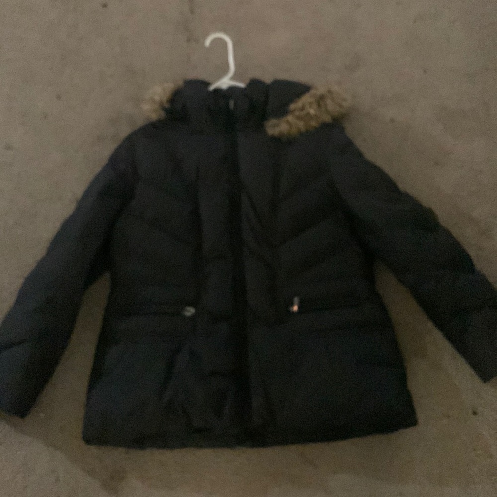 The brand is London Fog. It’s in good shape. I’ve only worn about 6 times.